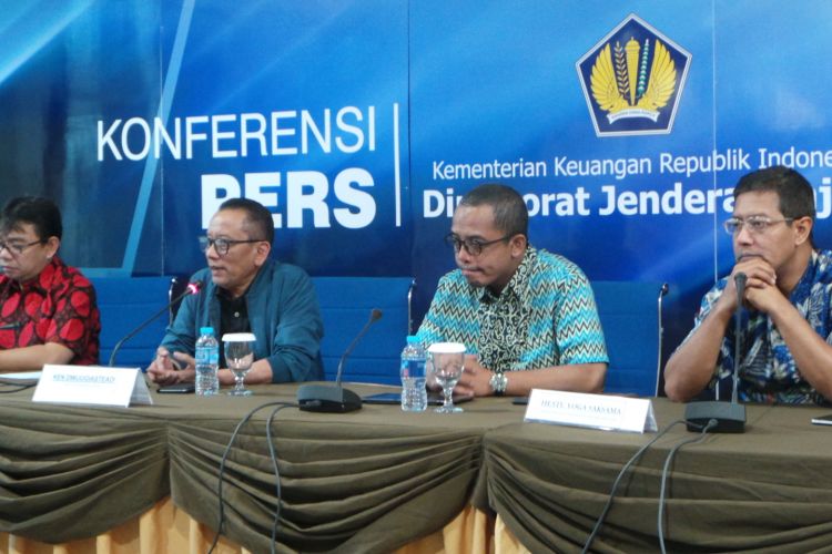 Konferensi pers oleh Dirjen Pajak Ken Dwijugiasteadi (kedua dari kiri), di kantor Ditjen Pajak, Jakarta Selatan, Jumat (27/10/2017).