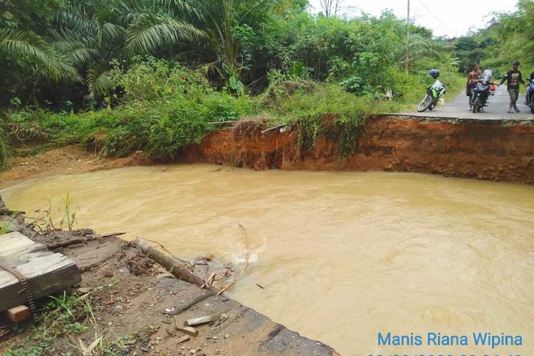 Sejumlah desa di Kecamatan Simpang Dua, Kabupaten Ketapang, Kalimantan Barat terendam banjir. Banjir membuat beberapa akses jalan terputus dan sejumlah lokasi terisolir. Ratusan warga juga telah mengungsi ke daratan yang lebih tinggi.