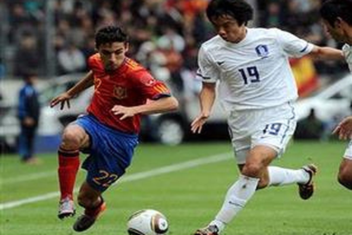 Gelandang Spanyol, Jesus Navas (kiri) dalam laga persahabatan melawan Korea Selatan, Kamis (3/6/2010).