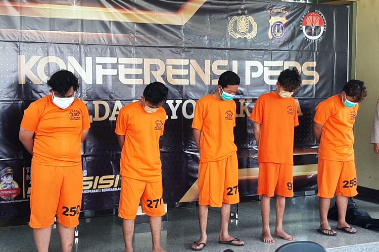 Lima orang yang terlibat dalam kasus penganiayaan di Jalan Gedongkuning yang menyebabkan seorang pelajar Dafa Adzin Albasith (18) meminggal dunia saat dihadirkan dalam jumpa pers di Mapolda DIY.