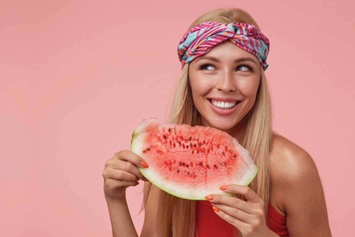 Kulit semangka dapat dimanfaatkan untuk mempercantik kulit wajah dengan meredakan kulit yang teriritasi.