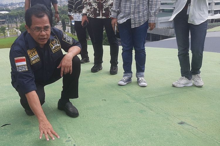 Sekretaris Jenderal DPR Indra Iskandar menunjukkan kondisi kubah Gedung Nusantara atau gedung Kura-Kura di Komplek Parlemen, Jakarta, Rabu (18/5/2022).