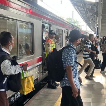 PT Kereta Api Indonesia (Persero) atau KAI resmi mengoperasikan kembali Stasiun Bekasi Timur untuk melayani penumpang kereta rel listrik (KRL) mulai Rabu (29/4/2026), pukul 14.00 WIB. 
