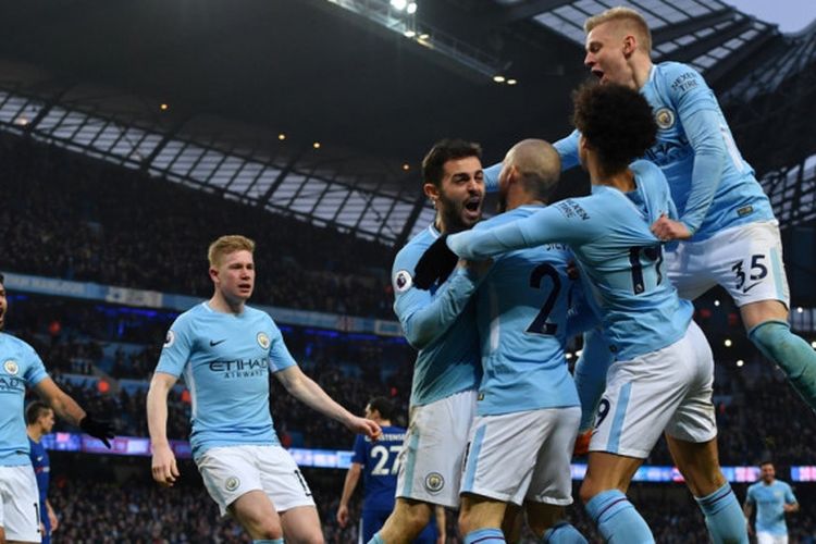 Gelandang Manchester City, Bernardo Silva (tengah), merayakan golnya bersama rekan setim dalam laga Liga Inggris kontra Chelsea di Stadion Etihad, Manchester, pada 4 Maret 2018.