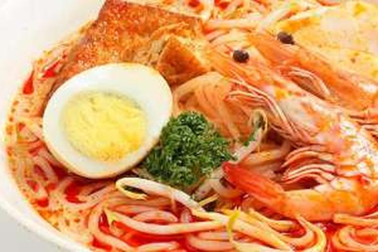 Jangan lewatkan menyantap sajian khas Singapura, Laksa yang menggugah selera.