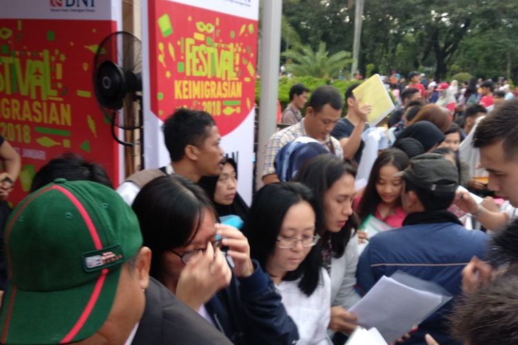 Ribuan warga mengantri untuk mendapatkan paspor di Festival Keimigrasian di Monas Minggu (21/1/2018). Sebanyak 1.600 paspor disediakan bagi warga yang ingin memperpanjang atau mendapatkan paspor elektronik