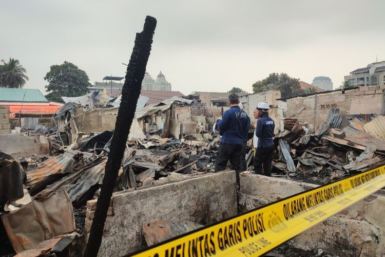 Tim Pusat Laboratorium Forensik (Puslabfor) Polri mendatangi tempat kejadian perkara (TKP) kebakaran di Jalan Simprug Golf II, Grogol Selatan, Kebayoran Lama, Jakarta Selatan, Senin (22/8/2022). 