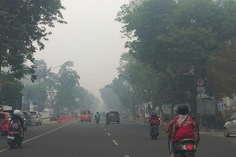 Kondisi kabut asap di Palembang akibat kebakaran hutan yang terjadi di wilayah Sumatera Selatan, Selasa (31/10/2023).