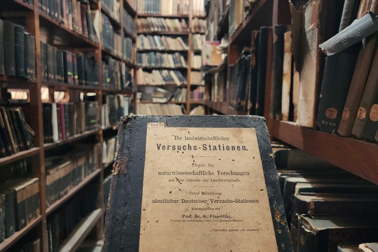 Ribuan buku yang masih berbahasa Inggris dan Belanda masih tersimpan di perpustakaan 'Harry Potter' di Pusat Penelitian Perkebunan Gula Indonesia, Kota Pasuruan, Kamis (14/08/2025) 