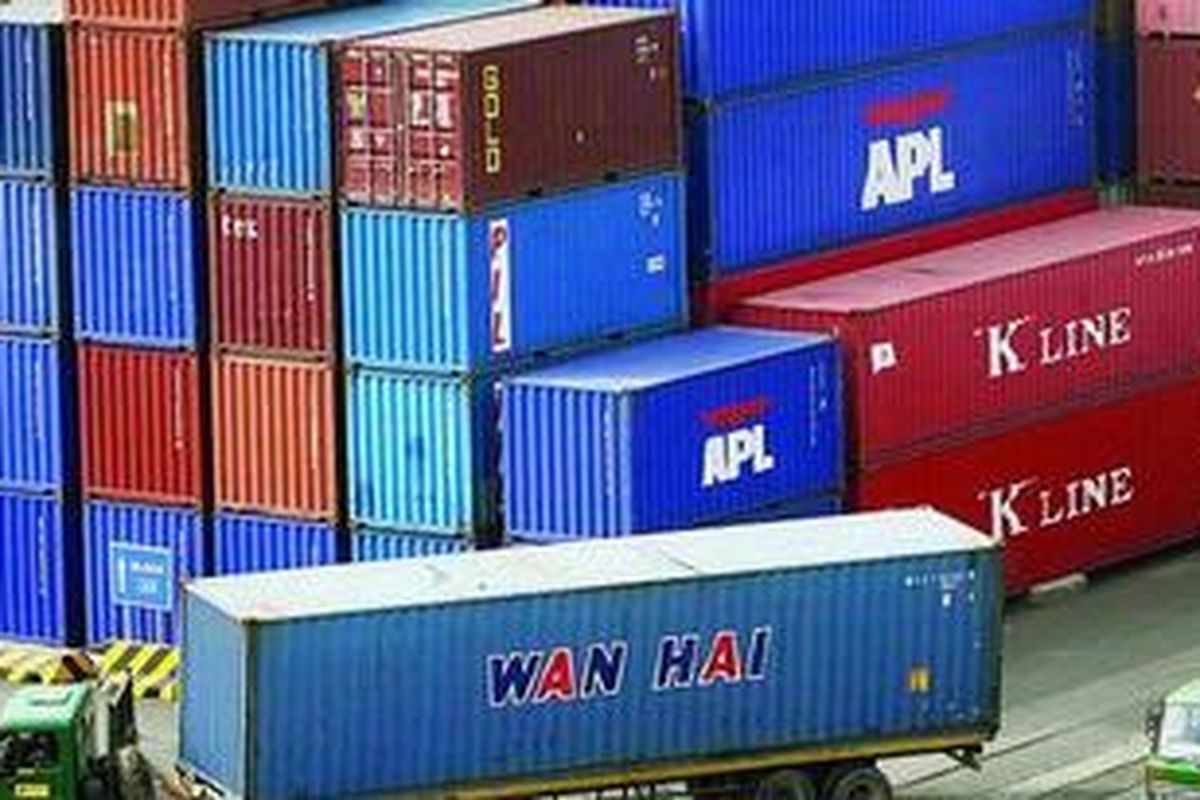 Ilustrasi: Truk trailer melintas di antara tumpukan peti kemas di dermaga Jakarta International Container Terminal