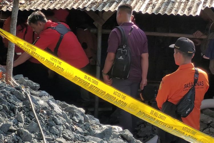 Tim SAR gabungan masih berupaya mengevakuasi penambang emas yang terjebak di Desa Pancurendang, Kecamatan Ajibarang, Kabupaten Banyumas, Jawa Tengah, Rabu (26/7/2023).