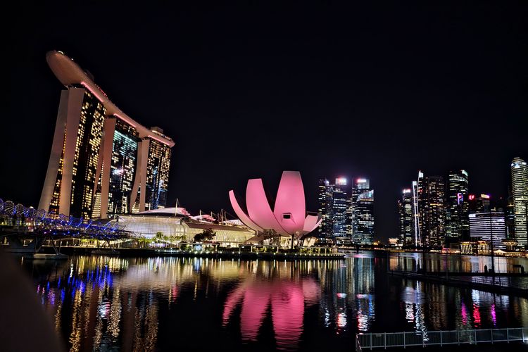 City light kota Singapura saat malam hari dalam bidikan kamera 200 MP Galaxy S23 Ultra. Hasil fotonya terlohat bagus, tajam, dan detail.