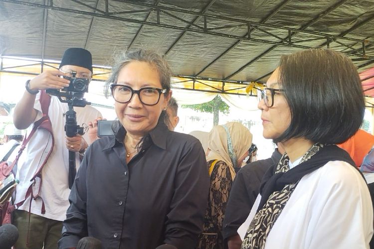 Sari Koeswoyo (baju hitam) dan Helen Koeswoyo (kemeja putih) usai pemakaman Nomo Koeswoyo di Taman Pemakaman Umum (TPU) Jeruk Purut, kawasan Cilandak, Jakarta Selatan, Kamis (16/3/2023). 