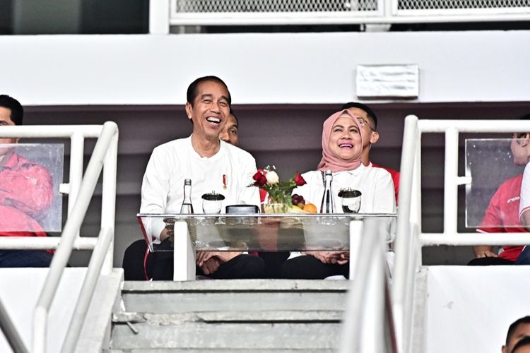 Presiden Joko Widodo bersama Ibu Negara Iriana Joko Widodo saat menyaksikan laga Timnas Indonesia vs Filipina di Stadion Utama GBK, Senayan, Jakarta, Selasa (11/6/2024).