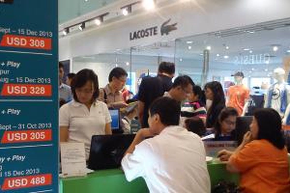 Pengunjung Garuda Indonesia Holidays (GIH) Travel Fair di Main Atrium Level 1, Grand Indonesia, Kamis (26/9/2013). GIH Travel Fair berlangsung mulai tanggal 26 sampai 29 September 2013.