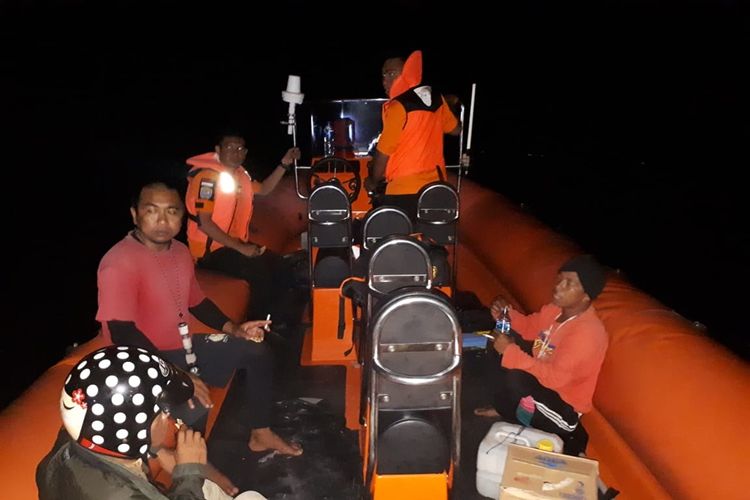 Tim SAR Pos Wakatobi berhasil mengevakuasi 8 orang nelayan yang terapung di laut perairan kapota, Kabupaten Wakatobi, Sulawesi Tenggara, Minggu (20/10/2019) malam. Delapan orang nelayan ini terombang ambing di lautan setelah as kemudi longboat patah ketika sedang mencari ikan.