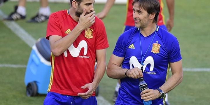 Gerard Pique berbicara dengan pelatih Julen Loptegui saat timnas Spanyol melakukan persiapan di Murcia, Selasa (6/6/2017). 