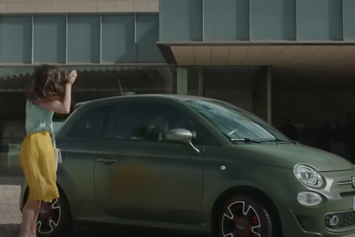Adegan membanting pintu mobil pada Fiat 500 S