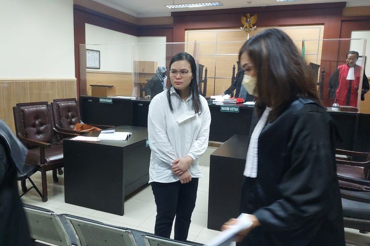 Mery Anastasia, terdakwa yang membakar sebuah bengkel, menjalani sidang di Pengadilan Negeri (PN) Tangerang, Kota Tangerang, Selasa (7/6/2022).