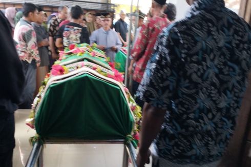 Duka Keluarga Saat Pemakaman Adik Kakak Korban Mobil di Tercebur di Tuban