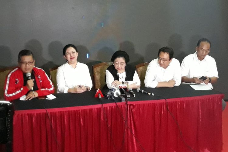 Ketua Umum Partai Demokrasi Indonesia Perjuangan (PDI-P) Megawati Soekarnoputri menanggapi hasil hitung cepat pemilu 2019 di kediamannya, Kebagusan, Jakarta Selatan, Kamis (17/4/2019).