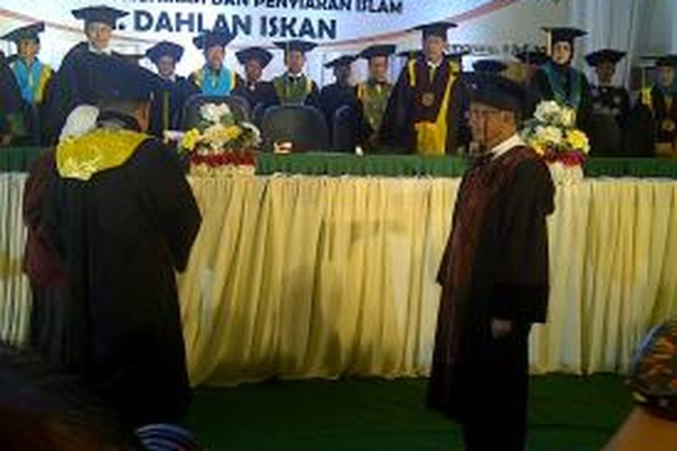 Menteri BUMN Dahlan Iskan saat menerima penganugerahan gelar doktor kehormatan (doctor honoris causa) bidang komunikasi dan penyiaran Islam di Aula Kampus IAIN Walisongo Semarang, Senin (8/7/2013)