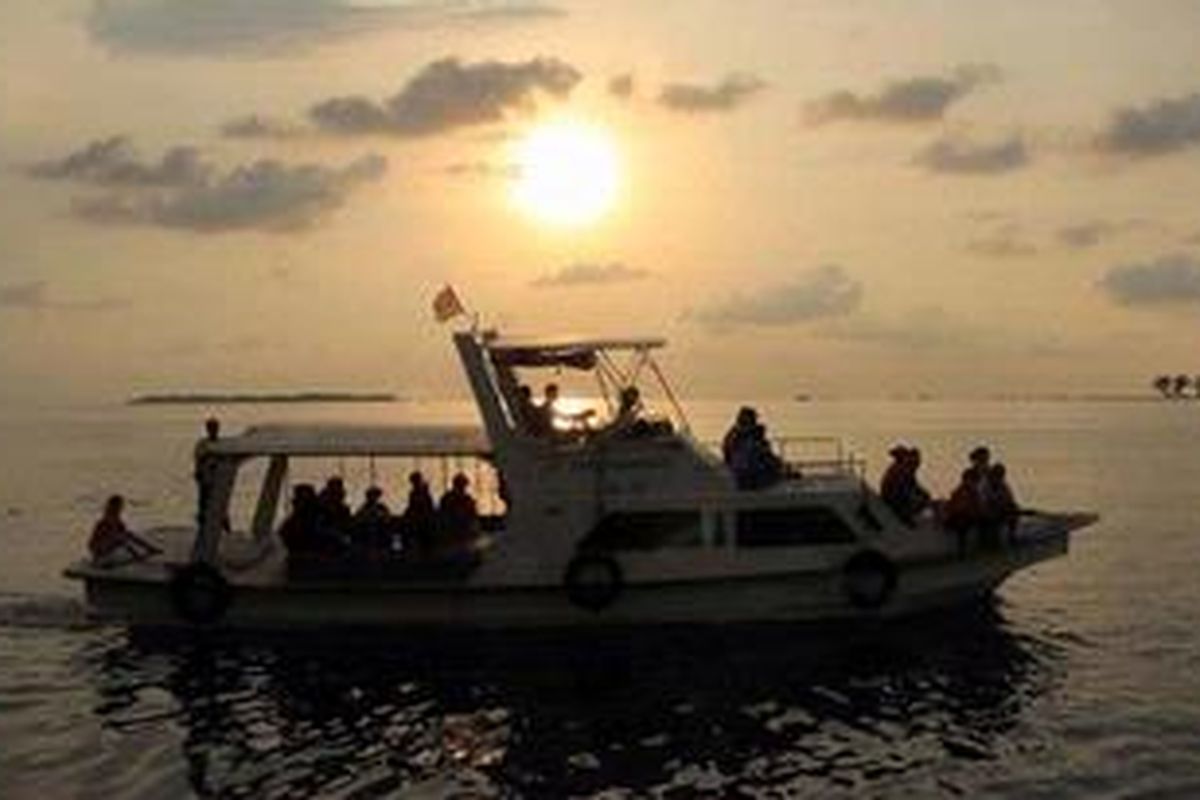 Warga memanfaatkan jasa penyebarangan menuju Pulau Pramuka, Kabupaten Kepulauan Seribu, Jumat (9/11/2012). Sektor transportasi menjadi salah satu yang perlu dibenahi di kabupaten yang kini berusia 11 tahun itu. Jumlah armada kapal dan jadwal penyeberangan dinilai kurang.  