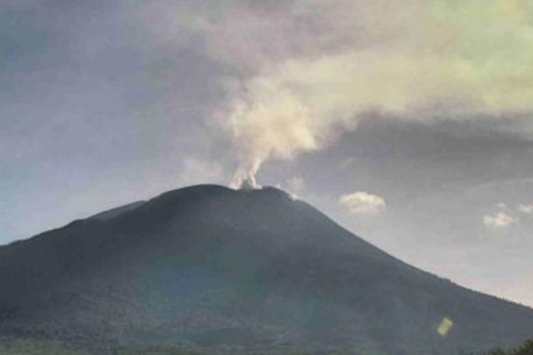 Foto: Gunung Ile Lewotolok di Kabupaten Lembata, NTT, mengalami erupsi, Kamis (14/7/2022).