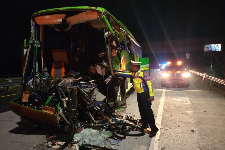 Kondisi kendaraan yang terlibat kecelakaan di di KM 695+400 jalur A Tol Jombang - Mojokerto, Selasa (21/5/2024) malam.
