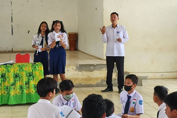 Guru Alpius Ezra, merupakan guru yang SMPN 1 Barong Tongkok yang memotori proyek kearifan lokal melalui Lagu Benuaq Tinga Tengkui.