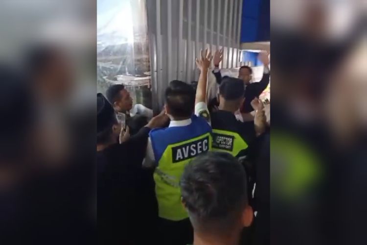 Potongan video yang tersebar memperlihatkan keributan pengunjung Bandara Internasional Sultan Hasanuddin dan petugas pengamanan di dalam kawasan Bandara, Selasa (11/7/2023)