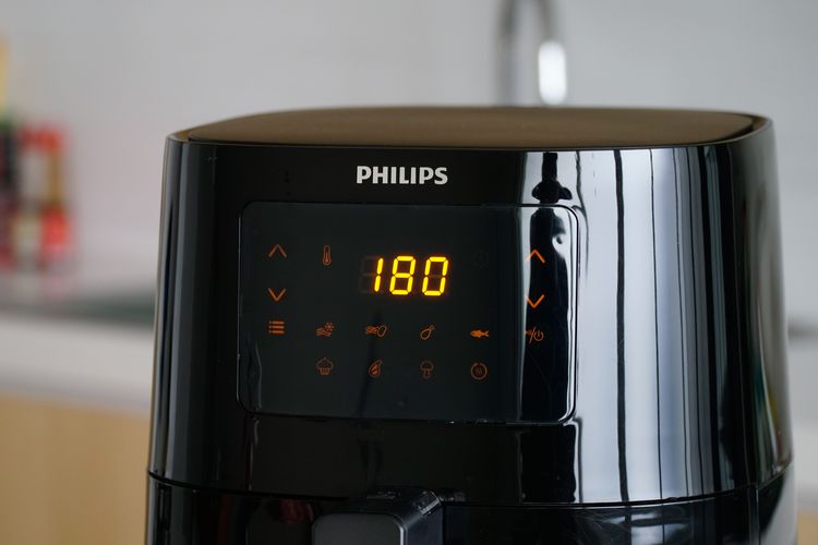 Fitur dan sejumlah menu di Philips Air Fryer. Air fryer merupakan alat yang memasak makanan dengan menggunakan udara panas. Diklaim bisa menyajikan makanan lebih sehat karena proses memasaknya tidak perlu menggunakan minyak.