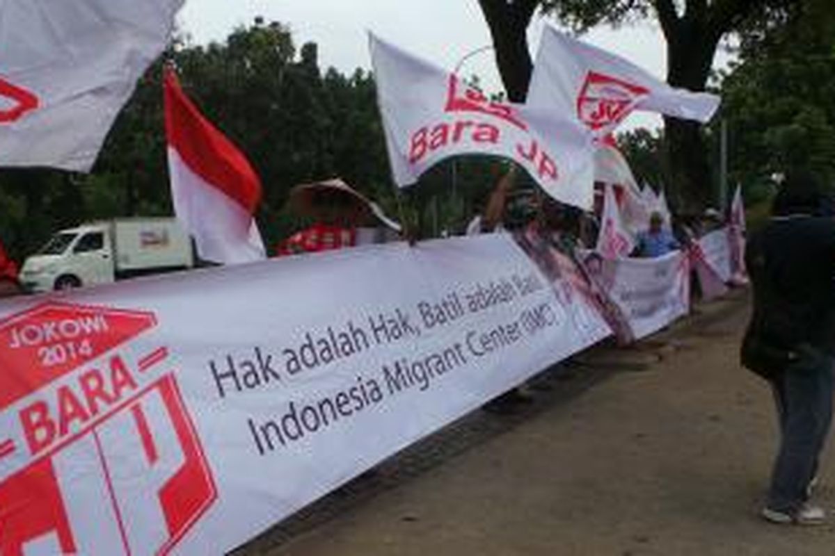Barisan Relawan Jokowi Presiden (BaraJP) melakukan aksi di depan Balaikota DKI Jakara. Selasa (18/11/2014).