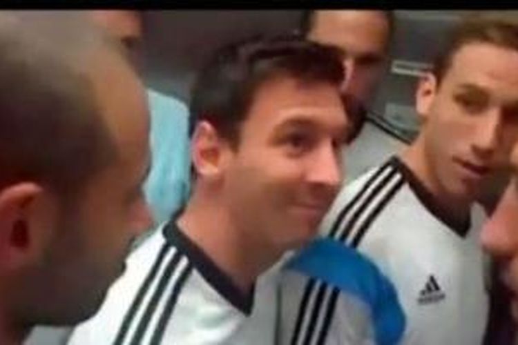 Seorang fans bertemu Messi dan skuad timnas Argentina di sebuah lift.