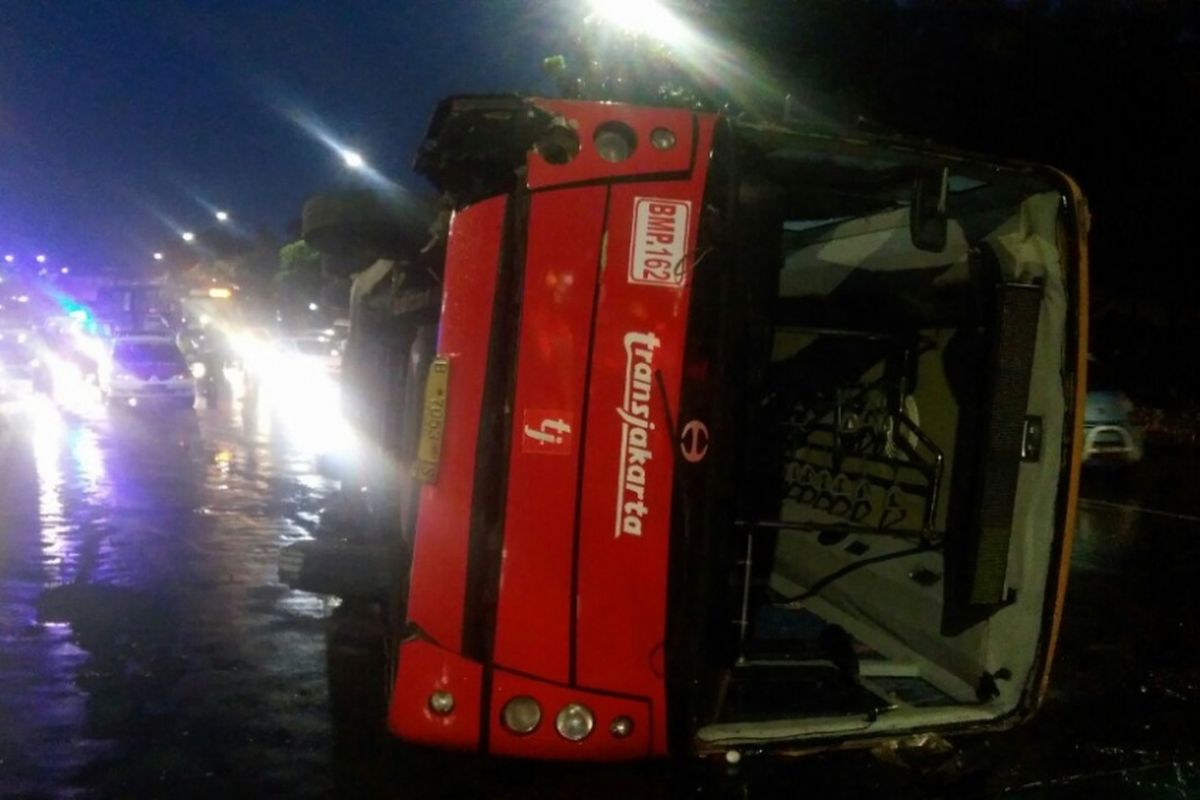 Satu unit transjakarta terguling di Jalan Mayjend Sutoyo arah Cawang, Jakarta Timur, Senin (9/4/2018) sekitar pukul 04.30 WIB.