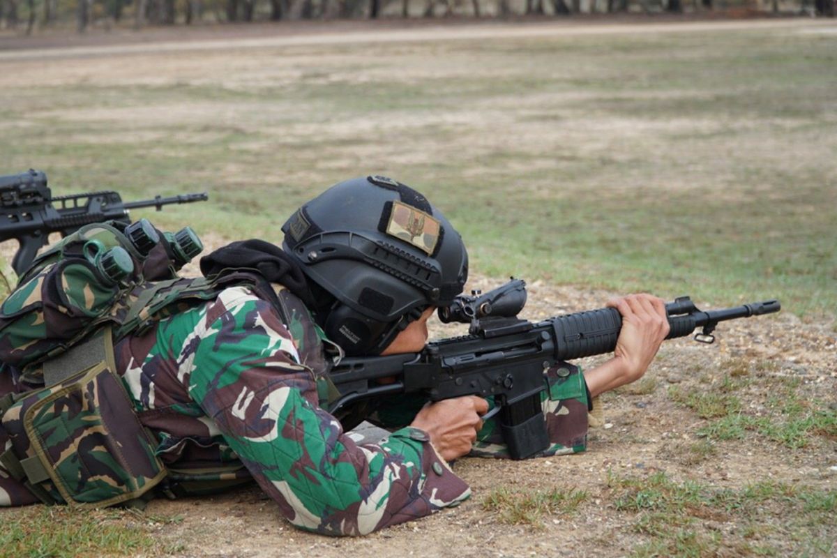 Pasukan sniper TNI menggunakan senjata buatan Pindad