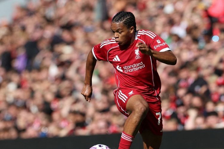 Rio Ngumoha mengendalikan bola dalam pertandingan pramusim antara Liverpool vs Athletic Bilbao di Anfield di Liverpool, barat laut Inggris pada 4 Agustus 2025. (Foto oleh Darren Staples / AFP)