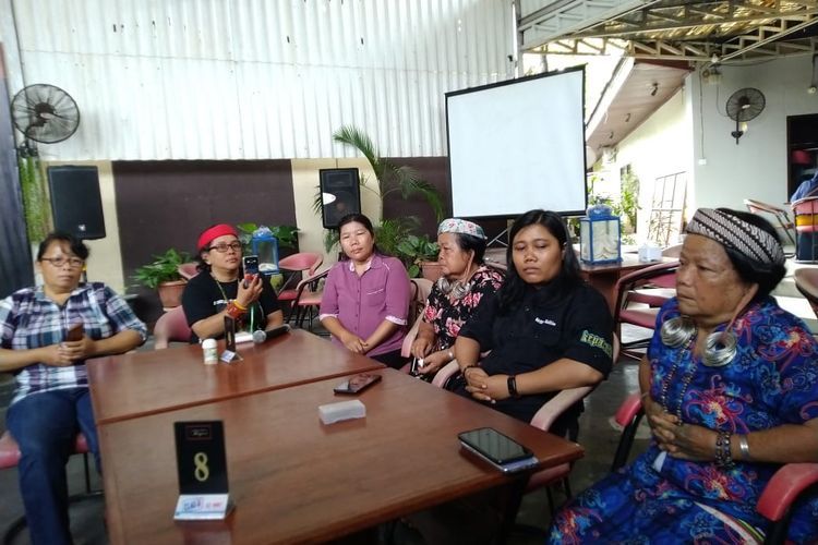 Masyarakat adat Long Isun didampingi koalisi kemanusian saat memberikan keterangan pers di Samarinda, Rabu (6/2/2020). 