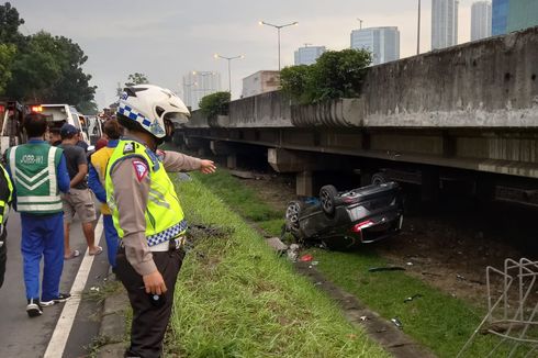 Mobil Keluar Jalur dan Terbalik di Puri Kembangan, Pengemudi Luka-luka