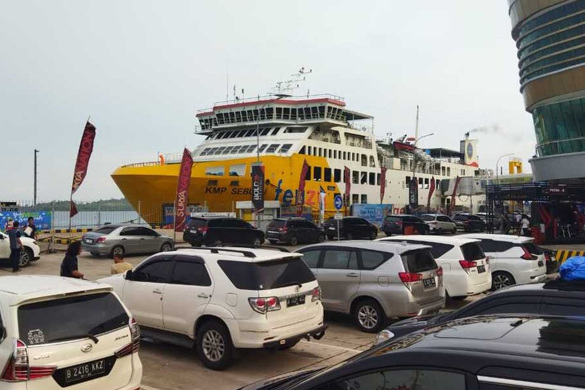 Antrean kendaraan di dermaga eksekutif Pelabuhan Bakauheni, Minggu (23/4/2023) sore. Arus balik pemudik dari Sumatera ke Jawa mulai ramai.