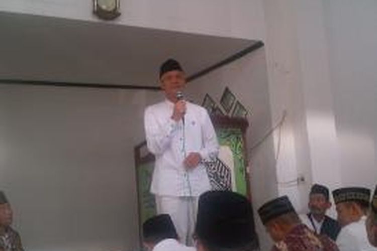 Gubernur Jawa Tengah saat diminta memberi sambutan di dalam masjid Baiturrochim, Dusun Jumbleng, Purbalingga, Kamis (24/9/2015)