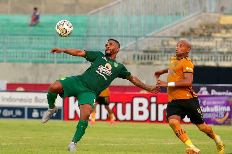 Pemain asing Persebaya Surabaya Paulo Victor dijaga ketat pemain Bhayangkara FC Anderson Salles saat pertandingan pekan ke-20 Liga 1 2022-2023 yang berakhir dengan skor 2-1 di Stadion Gelora Joko Samudro Gresik, Senin (23/1/2023) sore.