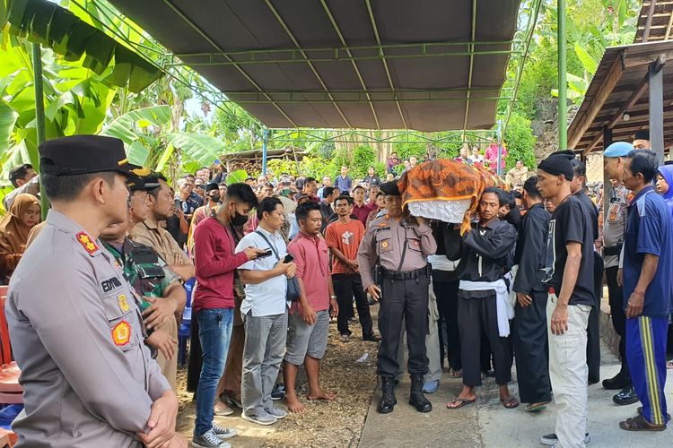 Pemakaman Aldi Aprianto (19) yang tewas, saat pertunjukan panggung hiburan bersih Telaga Tekik, di Padukuhan Wuni, Kalurahan Nglindur, Girisubo, Gunungkidul, DI Yogyakarta. Minggu (14/5/2023) malam. Dia diduga tertembak oleh polisi. 