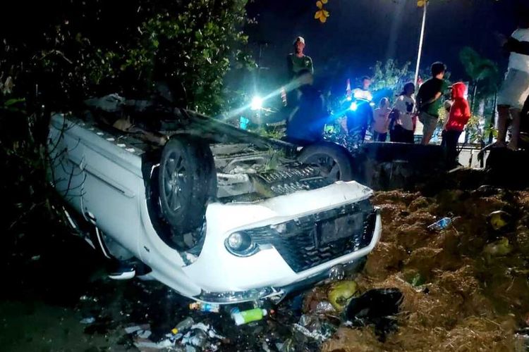 Sebuah mobil Toyota Avanza terbalik di kawasan mangrov di pesisir pantai desa Poka, kecamatan Teluk Ambon, kota Ambon, setelah menabrak sebuah sepeda motor, Kamis dinihari (25/8/2022)