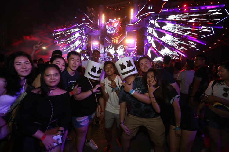 Penonton larut dalam kemeriahan Djakarta Warehouse Project 2017 di JI Expo, Kemayoran, Jakarta, Jumat (15/12/2017). Pertunjukan yang berlangsung selama dua hari ini dimeriahkan oleh aksi panggung antara lain Marshmello, Rich Chigga, Steve Aoki, David Gravel, Hardwell dan lain-lain.