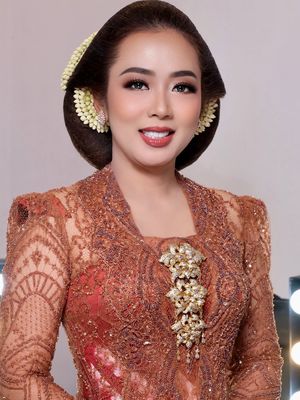 Penampilan Soimah saat menikahkan anak jadi sorotan. Kebaya, sanggul, dan riasannya dinilai kental dengan pakem adat Jawa.
