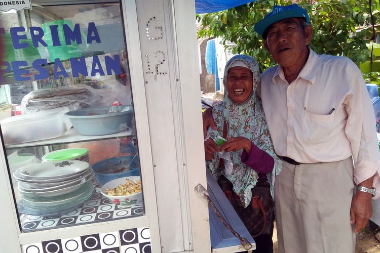 Pasutri penjual nasi uduk di Jalan Dasamuko, Sawah Brebes, Tanjung Karang Timur, Narti (60) dan Pak Pi (77). Dari jualan nasi uduk ini, keduanya bisa menyekolahkan kedua anak mereka hingga sarjana.