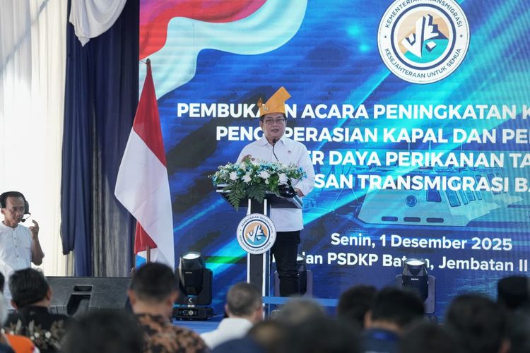 Salurkan Bantuan Kapal, Wamen Viva Yoga Dorong Transmigran Nelayan Tingkatkan Hasil Tangkapan Ikan