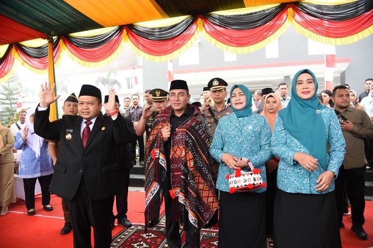 Bupati Tapanuli Selatan (Tapsel) Dolly Pasaribu didampingi Ketua TP PKK Rosalina Dolly Pasaribu menyambut dan menyelimuti Gubernur Sumatera Utara (Sumut) Edy Rahmayadi dan Ketua TP PKK Sumut Nawal Edy Rahmayadi dengan ulos adat khas Tapanuli Selatan. 