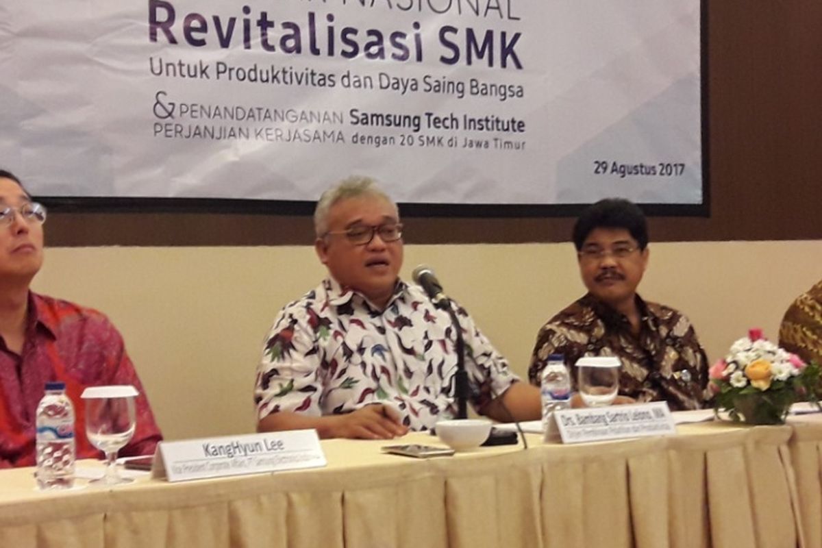 
KangHyun Lee, Vice President Corporate Affairs, PT Samsung Electronics Indonesia, Drs. Bambang Sartrio Lelono, Dirjen Pembinaan Pelatihan dan Produktivitas (Binalattas), Dr. Saiful Rachman, Kepala Dinas Pendidikan Provinsi Jawa Timur, serta Bagus Gunawan, Kepala Sekolah SMKN 2 Malang, pada Seminar Nasional Revitalisasi SMK untuk Produktivitas dan Daya Saing Bangsa di Jawa Timur, Selasa (29/8/2017).